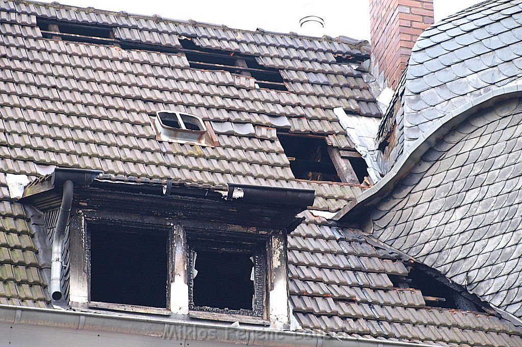 Feuer 3 Dachstuhlbrand Koeln Muelheim Gluecksburgstr P297.JPG